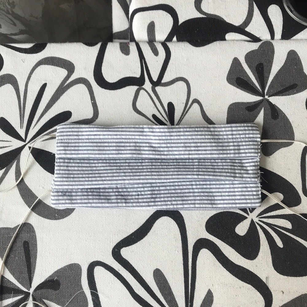 1 face mask with filter pouch, nose wire and ties